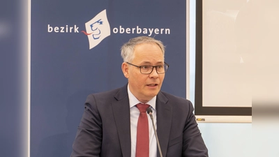 Thomas Schwarzenberger wurde bei der konstituierenden Plenarsitzung als neuer Bezirkstagspräsident ins Amt gehoben. (Foto: Bezirk Oberbayern, Wolfgang Englmaier)