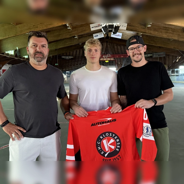 Der finnische Stürmer Luka Kauppila (Mitte), der in der letzten Woche bereits in Grafing eingetroffen ist, zusammen mit Head-Coach Thomas Vogl (l.) und dem Sportlichen Leiter Marc Kerndl (r.). (Foto: smg)