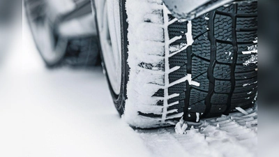 Achtung: Bei Verstößen gegen die Winterreifenpflicht drohen Minimum 60 Euro Regelbuße. (Foto: DEKRA)