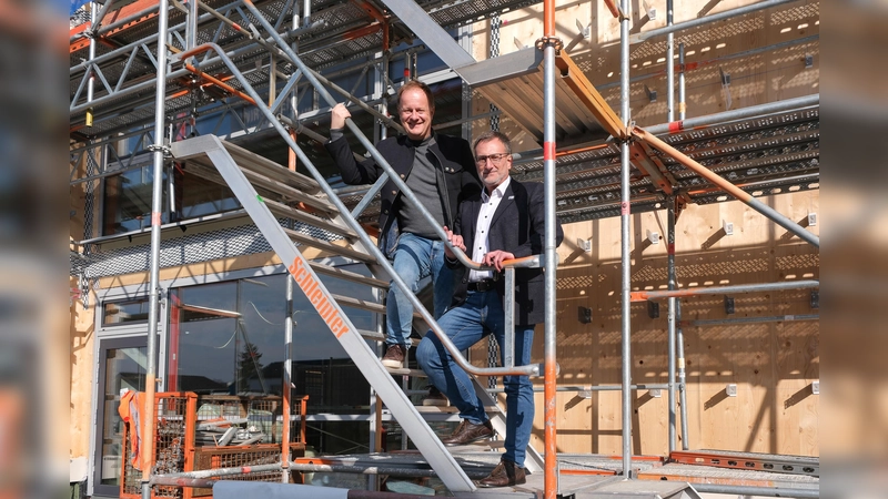 Landrat Robert Niedergesäß und Schulleiter Christian Czempinski beim Richtfest für den Erweiterungsbau des Gymnasiums in Kirchseeon. (Foto: Landratsamt Ebersberg)