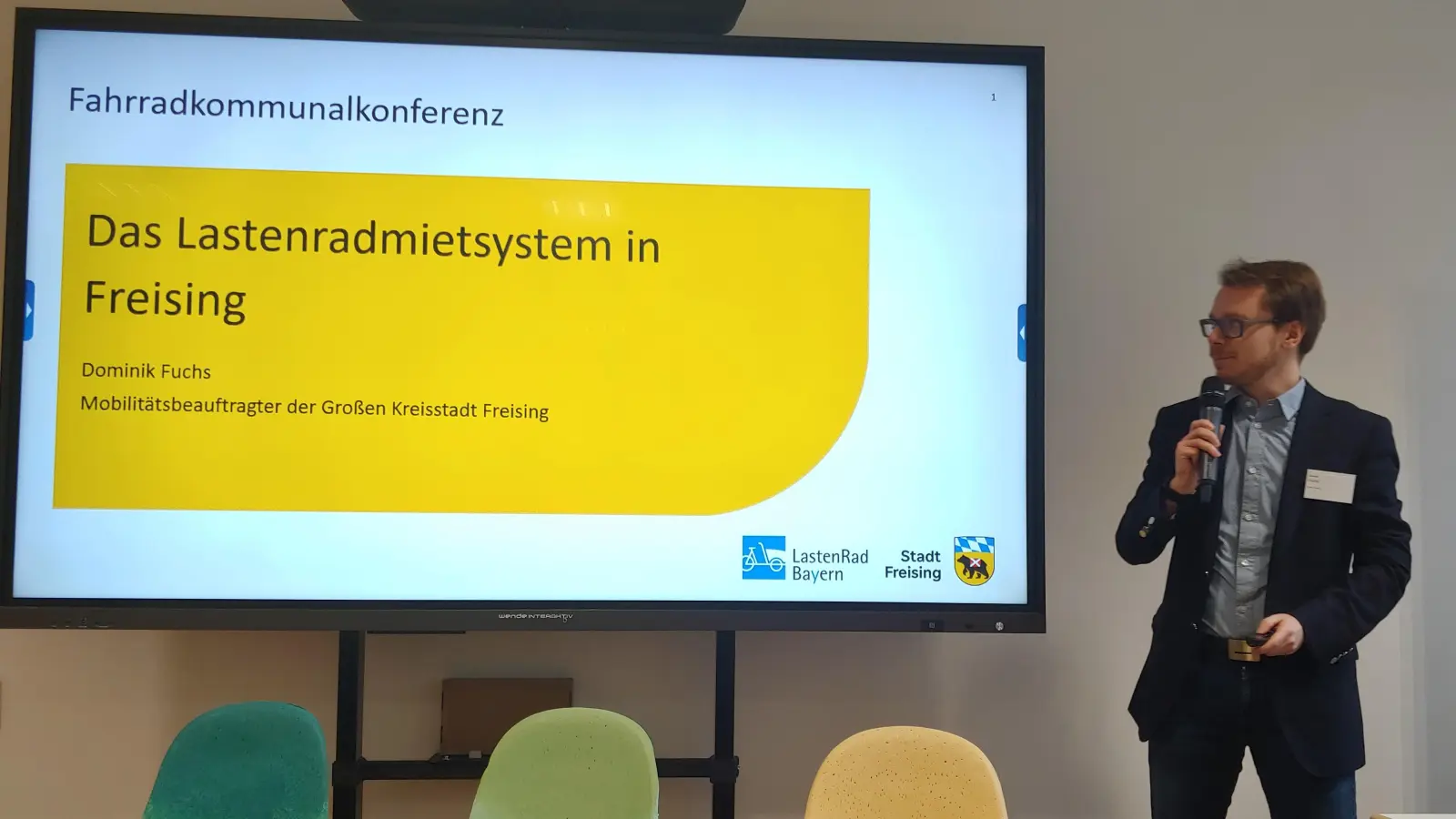 Mobilitätsmanager Dominik Fuchs stellte „Das Lastenradmietsystem in Freising“ bei der Fahrradkommunalkonferenz einem interessierten Fachpublikum vor. (Foto: Stadt Freising)