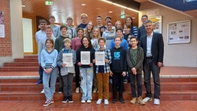 Schülerinnen und Schüler des Wahlkurses Film des Gymnasiums Dorfen mit Alexander Graf (links) und Leiter des Wahlkurses und Schulleiter Markus Höß. (Foto: Schule)