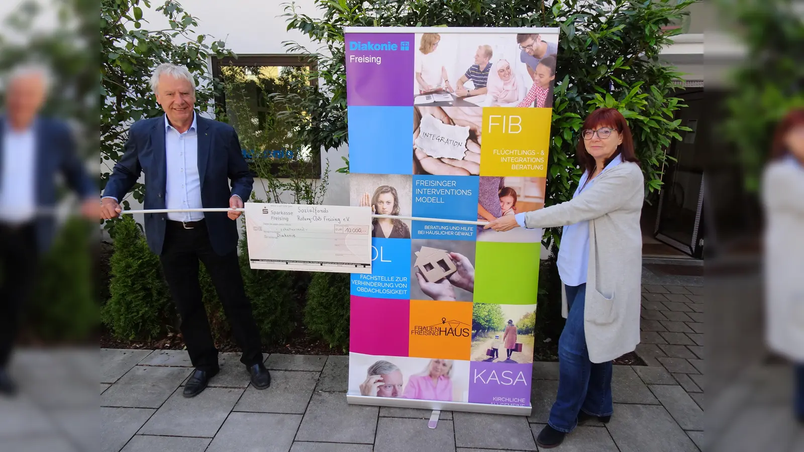Die Rotarier unterstützen die Diakonie im Kampf gegen häusliche Gewalt. Der Präsident des Rotary Club Freising, Prof. Hermann Heiler, übergab den 10.000 Euro-Scheck coronakonform an die Vorständin der Diakonisches Werk Freising e. V., Beate Drobniak. (Foto: Rotary)