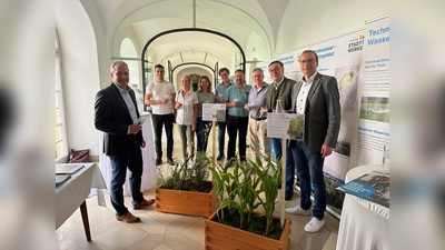 v.l. D. Schwegler, M. Weidner, C. Schmidt, A. Sedlmeier, F. Neumeier, H. Kindl, A. Jändl, R. Grimm, A. Voigt, freuen sich über das gelungene Projekt. (Foto: nsc)