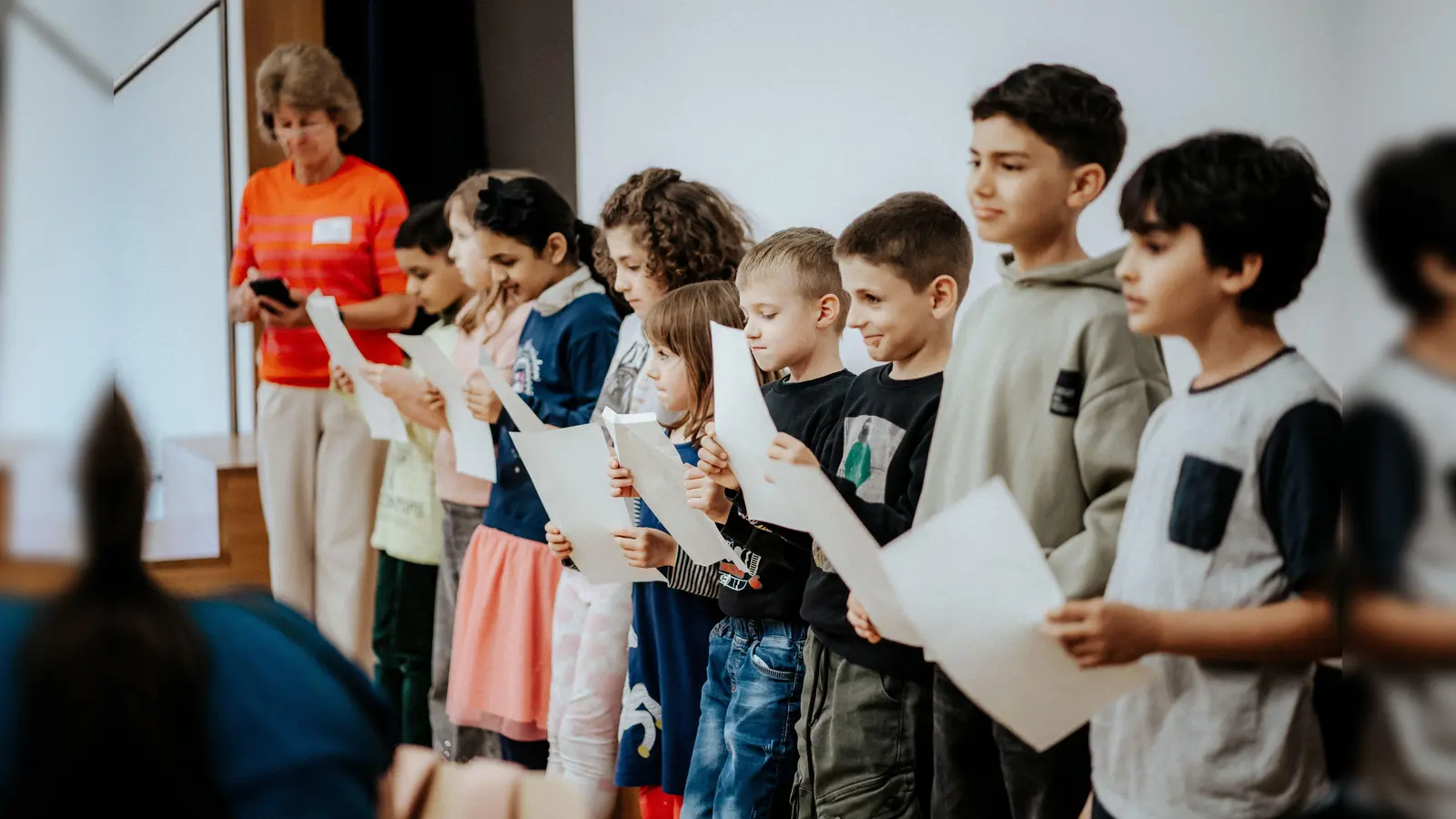 Ursula Seidensticker und die Moosburger MiBiKids brachten Sprachtalent in Liedern und Geschichten zum Ausdruck. (Foto: Theresa Setzer)