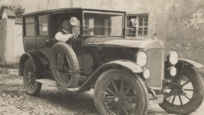 In dieser „Lohnkutsche” fährt Taxifahrer Josef Selmaier 1935 durch Erding. (Foto: Museum Erding)