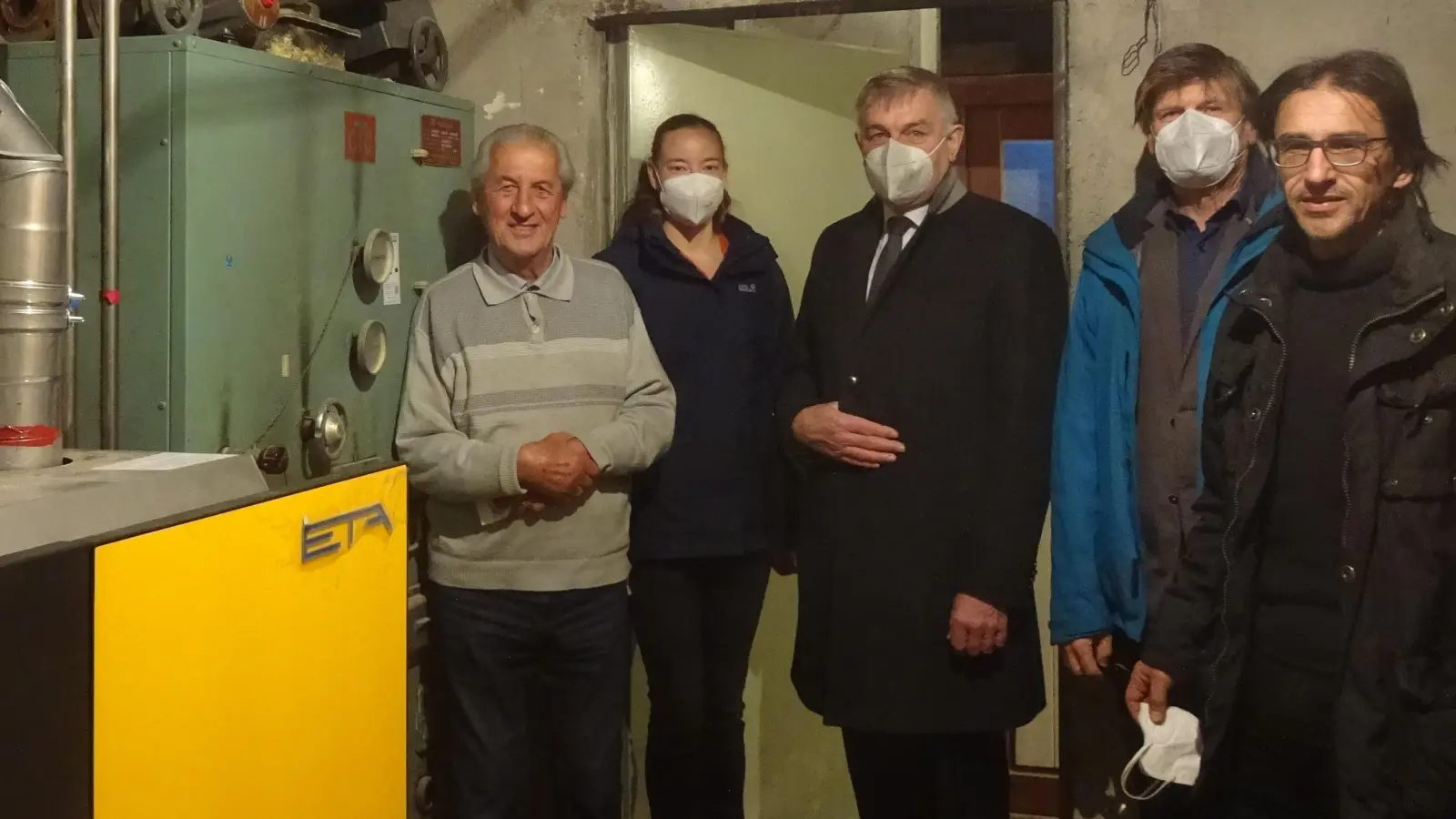 Gewinner ist Bernhard Kerscher (li.), hier beim Besuch von Klimaschutzmanagerin Melanie Falkenstein, 1ter Bgm. Josef Dollinger, 3ter Bgm. Dr. Michael Stanglmaier und Bernd Kerscher (v. li.). (Foto: Stadt Moosburg)