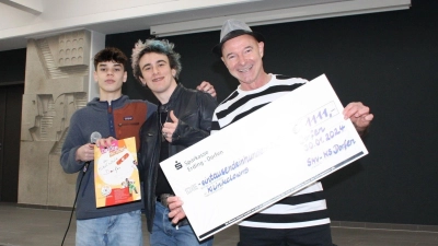 Die Schülersprecher der Mittelschule Dorfen, Noel Seisenberger (li.) und Lenny Nagler, überreichten KlinikClown „Lupino Valentino“ den Spendenscheck. (Foto: Florian Emberger)