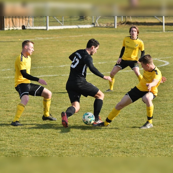 Luca Fellermeier nimmt es auch mal gleich gegen drei Gegenspieler auf! (Foto: Archiv)