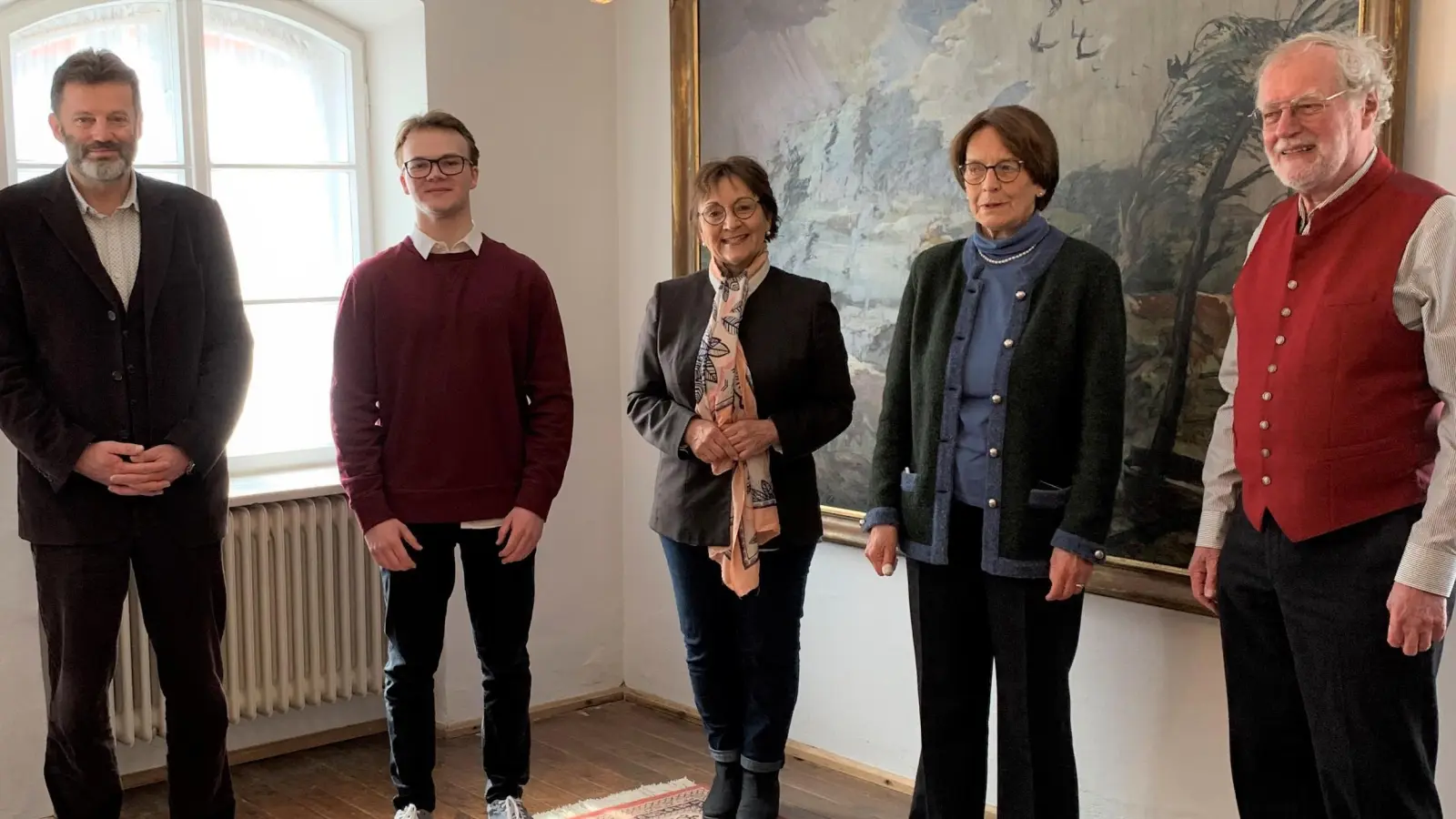 OStR Peter Keuchel, Abiturient Ludwig Hanslmaier und vom Historischen Verein Dr. Heike Kronseder, Heidi Menzel und Anton Hirth (v. li.)  (Foto: Hist. Verein Erding)