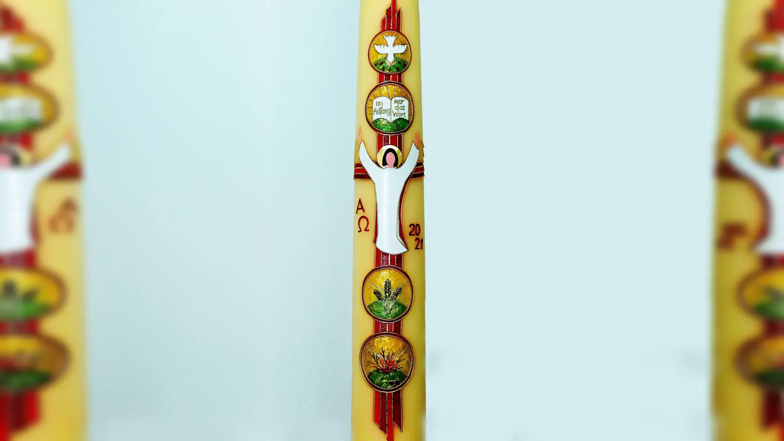 Die Osterkerze 2021 für die Langenbacher Pfarrkirche St. Nikolaus von Flüe stammt wieder von Johanna Fischer, einer Langenbacher Bürgerin. (Foto: lex)