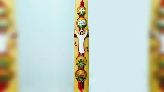 Die Osterkerze 2021 für die Langenbacher Pfarrkirche St. Nikolaus von Flüe stammt wieder von Johanna Fischer, einer Langenbacher Bürgerin. (Foto: lex)
