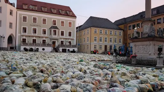 Diese Aktion am Marienplatz macht deutlich, welche Unmassen von Müll tagaus tagein produziert werden.  (Foto: Stadt Freising)