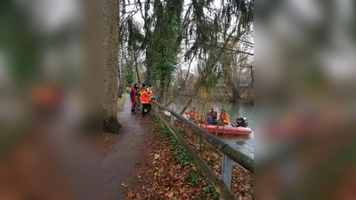 Die Taucher der Wasserwacht reinigen die Sempt. (Foto: R. Schleinkofer)