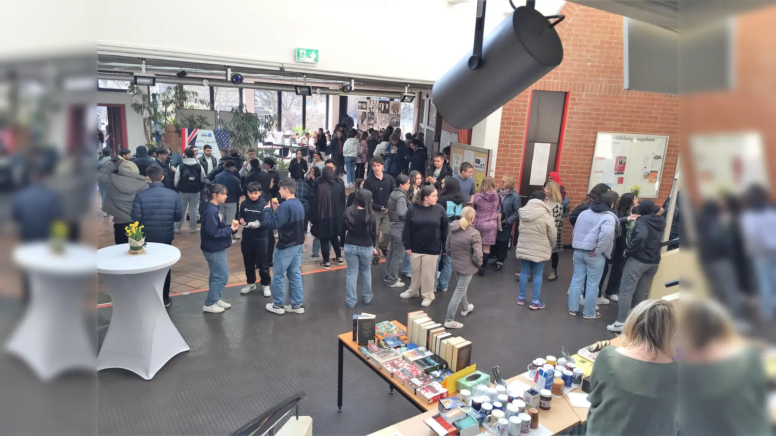 Die gefüllte Aula der Wirtschaftsschule beweist: die Veranstaltung war ein voller Erfolg. (Foto: Sonja Aigner)