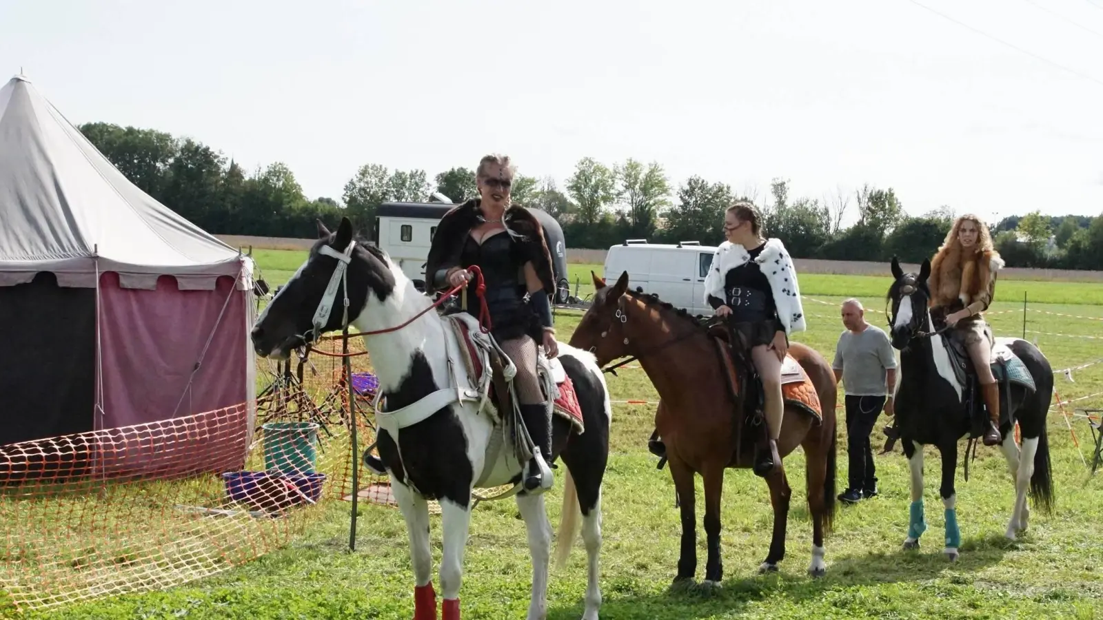Das Trio „Lola da Luna” beeindruckte durch ihre tolle Pferdeshow. (Foto: bro)