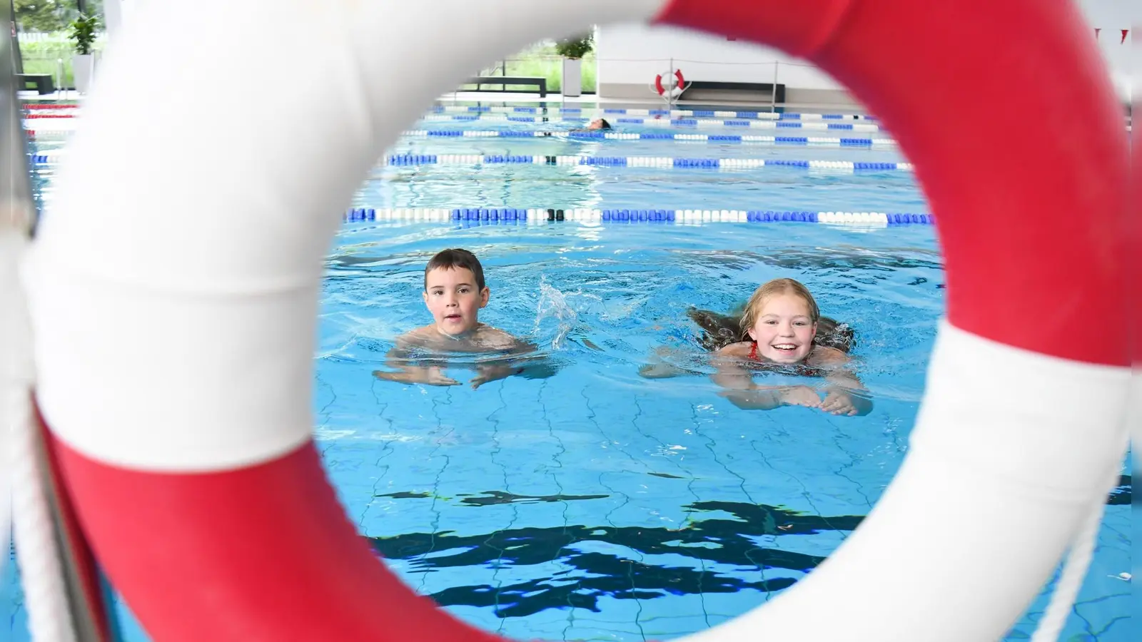 Antonia und Kilian haben das Schwimmen schon voll drauf... (Foto: Tobias Hase / stmuk)