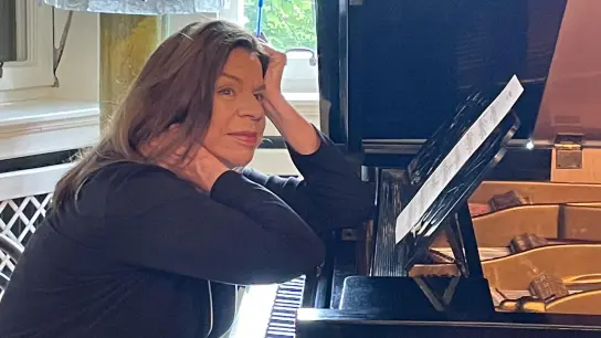 Jane Knieper begleitet das Stummfilm-Geschehen eines Charlie Chaplin-Films am Klavier. (Foto: 3klang)