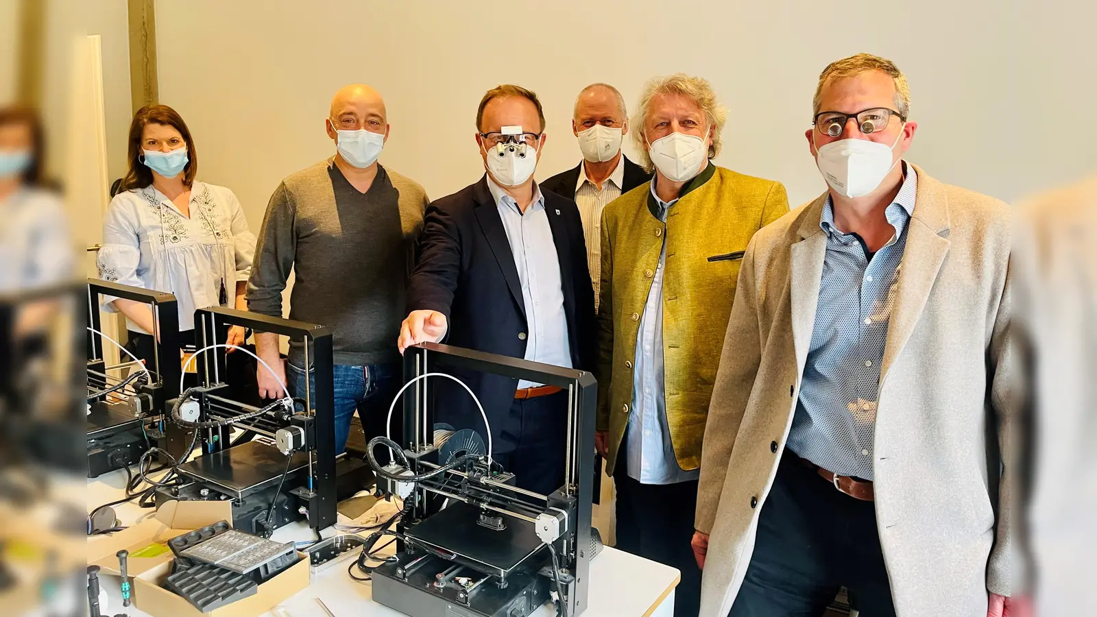 Alexandra Meyer von der Firma starMed, Geschäftsführer Martin Bodenburg, Landrat Robert Niedergesäß, Wirtschaftsförderer Augustinus Meusel, Kreishandwerksmeister Johann Schwaiger und Grafings Bürgermeister Christian Bauer (von links). (Foto: Landratsamt Ebersberg)