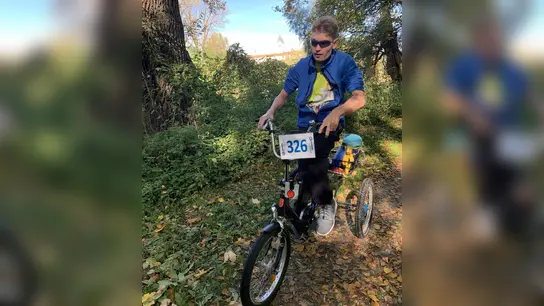 Matthias Irmler erradelte 15 Spendenkilometer auf seinem Therapie-Dreirad. (Foto: red)