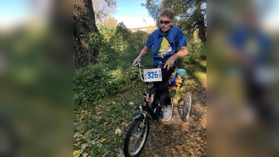 Matthias Irmler erradelte 15 Spendenkilometer auf seinem Therapie-Dreirad. (Foto: red)