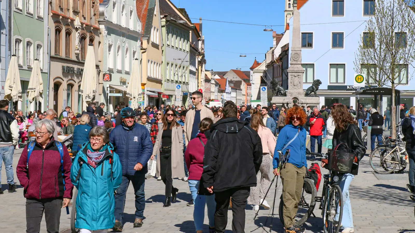 Die Innenstadt wird zur Fußgängerzone am Dult-Sonntag. (Foto: MASELL PR AGENTUR)