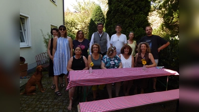 (Von links stehend) A. Lex, M. Kroh, G. Haberthaler, Landrat M. Bayerstorfer, M. Perhammer, A. Moryson, D. Rausch, (von links sitzend) C. Zistler, Geschäftsführende Wohnbereichsleiterin C. Duvos, B. Seigner, R. Haas, Hausleitung R. Sigl. (Foto: Lebenshilfe Erding)