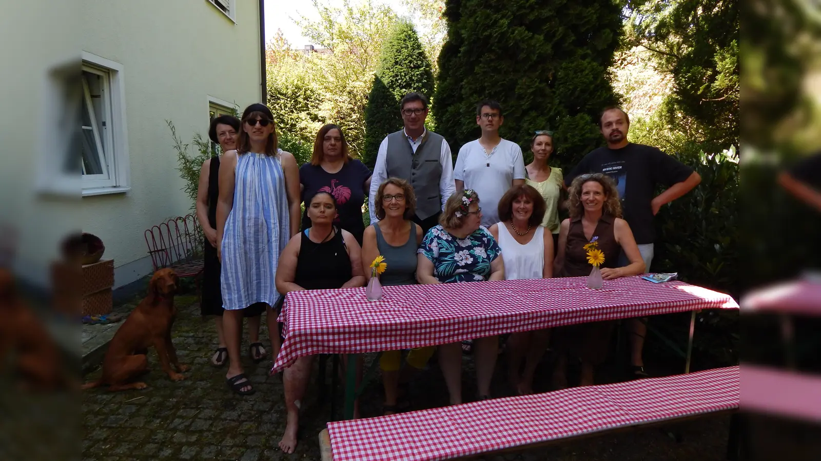 (Von links stehend) A. Lex, M. Kroh, G. Haberthaler, Landrat M. Bayerstorfer, M. Perhammer, A. Moryson, D. Rausch, (von links sitzend) C. Zistler, Geschäftsführende Wohnbereichsleiterin C. Duvos, B. Seigner, R. Haas, Hausleitung R. Sigl. (Foto: Lebenshilfe Erding)