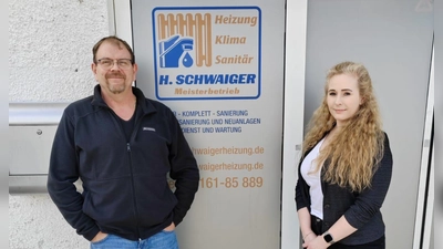 Unternehmer Helmut Schwaiger und Jennifer Meinhardt, Teamleiterin des Arbeitgeber-Service der Freisinger Arbeitsagentur, arbeiten zusammen, um den Fachkräftemangel im Landkreis abzufedern. (Foto: Agentur für Arbeit Freising)