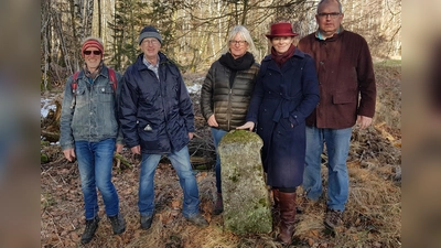 Das Organisationsteam der Wanderung an einem historischen Grenzstein der Herrschaft Burgrain. (Foto: privat)
