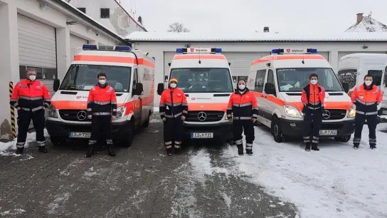 Mit drei Fahrzeugen und sechs Sanitätern unterstützten die Malteser Erding die Verlegung von Patienten der Klinik Wartenberg.  (Foto: Ingo Goessel Malteser Erding)