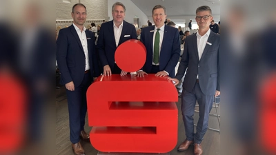 v. l.: Vorstandsmitglied Torsten Koch, Referent Prof. Dr. Stummeyer, Vorstandsvorsitzender Michael Utschneider, Referent und Leiter Unternehmenskunden Thorsten Schikat (Foto: Sparkasse Erding-Dorfen)