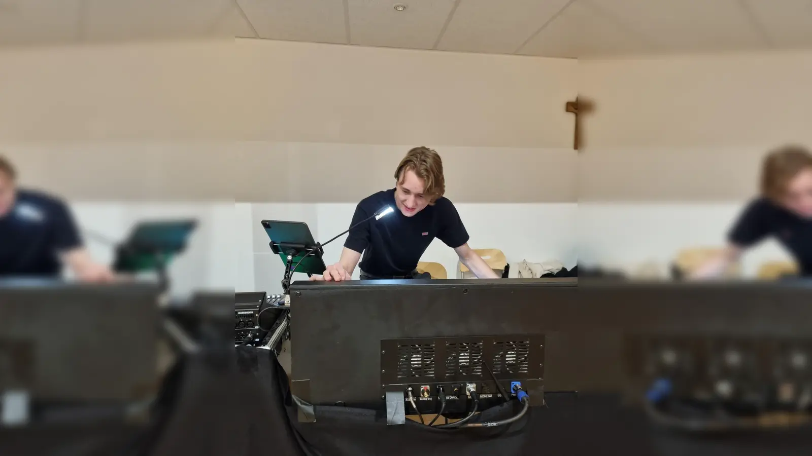 Lorenz Penzkofer bringt seine Erfahrung im Bereich Licht/Ton bei der Jungen Bühne ein (Foto: Bühne Moosburg)