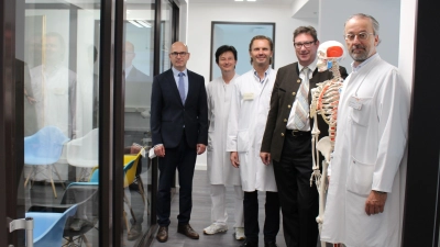 Über die Eröffnung der neuen chirurgischen Ambulanz freuen sich: Krankenhausdirektor Dr. Dirk Last, Ärztlicher Direktor PD Dr. Lorenz Bott-Flügel, Prof. Dr. Gerhard Konrad, Landrat Martin Bayerstorfer und Prof. Dr. Jörg Theisen (v.li.) (Foto: LRA)