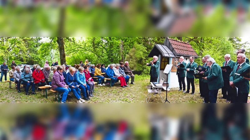 An die 50 Frauen und auch einige Männer kamen zur Maiandacht unter freiem Himmel nach Josefsruh. Musikalisch gestaltet wurde die Andacht vom Männergesangverein Eitting unter der Leitung von Karl Kinzel, der mit seiner Geige auch das „Ava Maria” intonierte. (Foto: R. Lex)
