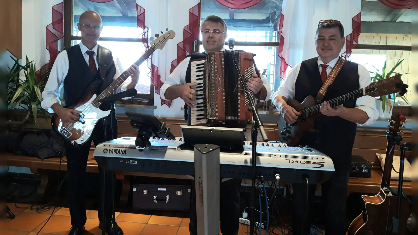 Zum Tanz spielt das Trio Peguno aus Albaching. (Foto: VA)