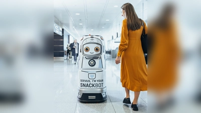 Ein Roboter versorgt neuerdings Passagiere mit Getränken und Snacks am Airport.<br> (Foto: FMG)