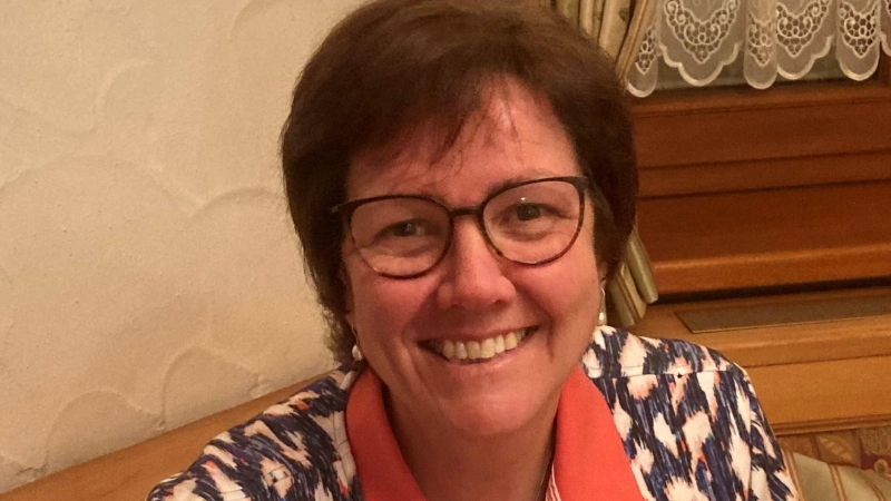 Helga Geißler organisiert in der Kolping Erding seit über zwei Jahrzehnten das Sammeln von Briefmarken.  (Foto: privat)