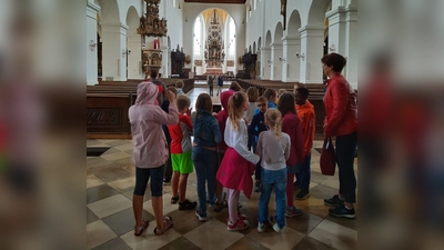 Kommunionkinder erkundeten auch das Kastulusmünster. (Foto: John)