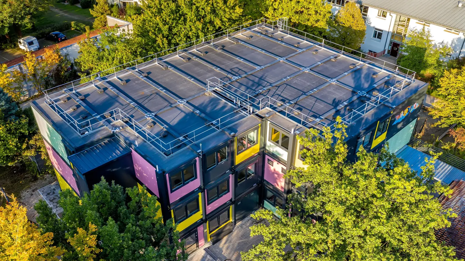 Der Containerbau der St. Nikolausschule in Erding. (Foto: Marco Prosch)
