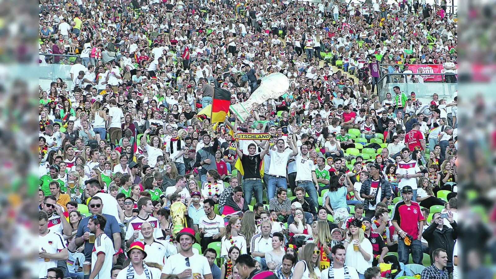 Viele Fußballfans freuen sich schon auf die zahlreichen Public Viewing-Events, die ab dem 11. Juni starten.  (Foto: bas)