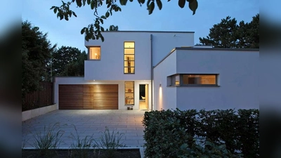 Dynamisches Duo: Für dieses Einfamilienhaus im Stil der klassischen Moderne kamen Kalksandstein und Porenbeton zum Einsatz.  (Foto: djd/Massiv mein Haus)