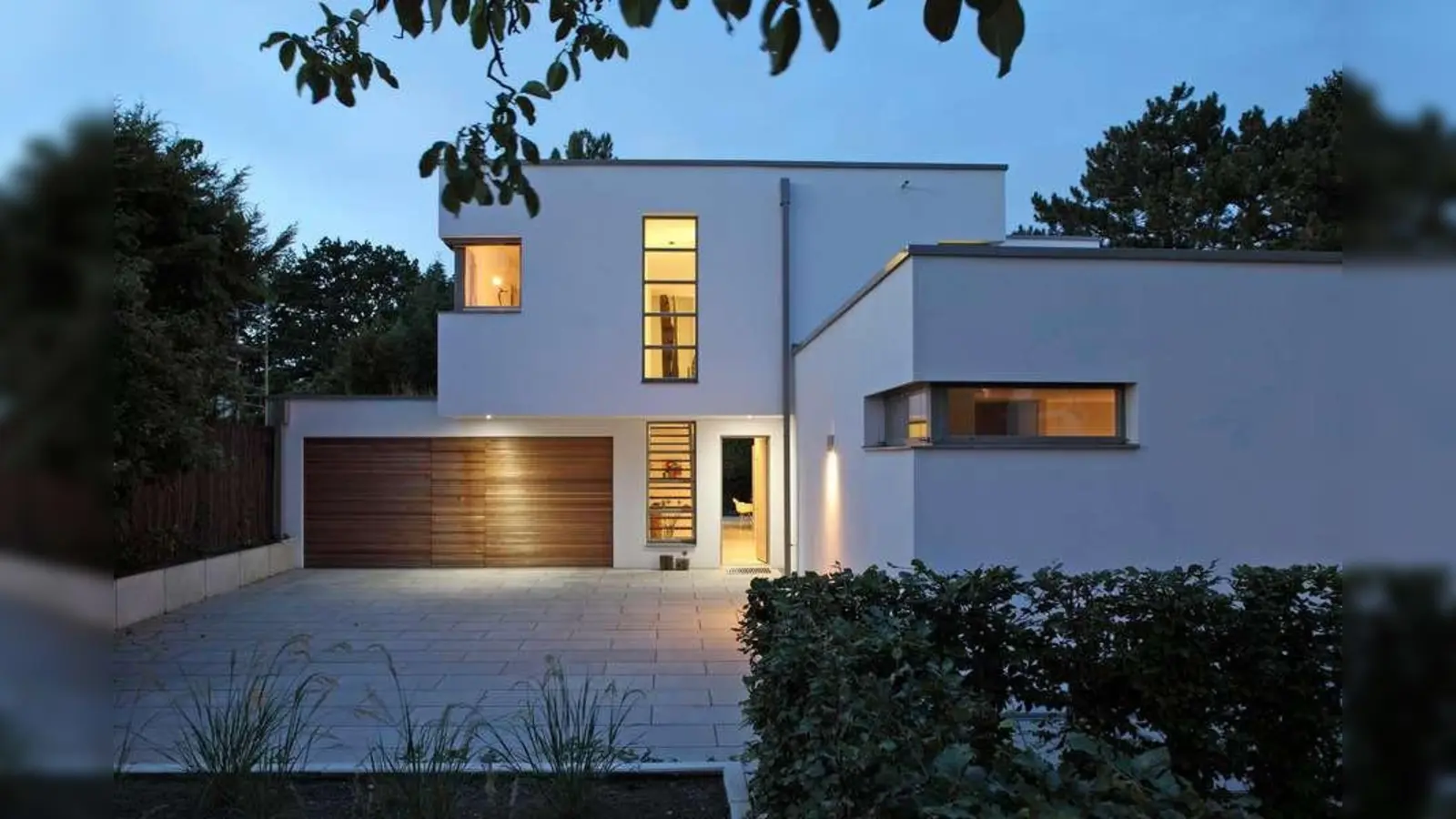 Dynamisches Duo: Für dieses Einfamilienhaus im Stil der klassischen Moderne kamen Kalksandstein und Porenbeton zum Einsatz.  (Foto: djd/Massiv mein Haus)