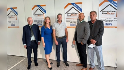 Experten in Sachen Immobilien(messe): Karl Kainz, Stadthallen-Chefin Jutta Kistner, Jürgen Zellner, Michael Schmid und Georg Sellmeier (v. l.) (Foto: we/rm)