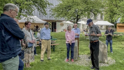 Der erfahrene Freisinger Stadtführer Robert Forster (2. von rechts) bei einer Vierjahreszeitenführung im Garten des Schafhofs. (Foto: Wolfgang Englmaier)