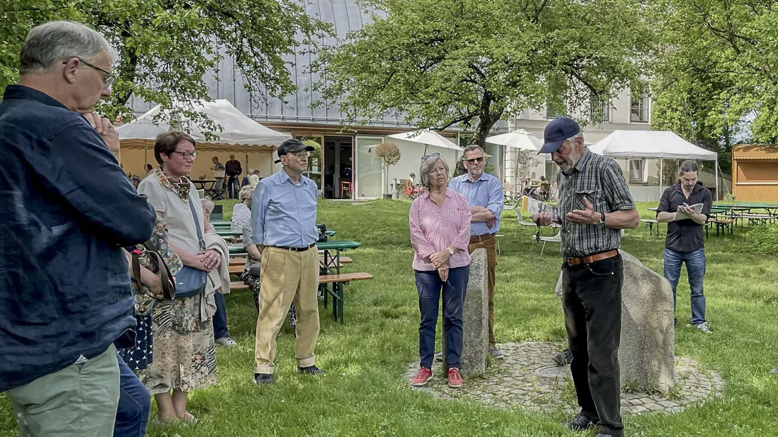 Der erfahrene Freisinger Stadtführer Robert Forster (2. von rechts) bei einer Vierjahreszeitenführung im Garten des Schafhofs. (Foto: Wolfgang Englmaier)