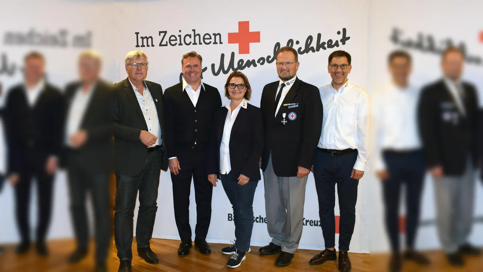 Rainer Mehringer (2. stv. Landrat), Jürgen Loher, Gertrud Friess-Ott, Alois Schießl und Andreas Lindner (v.l.) zeigten sich erfreut nach der Wahl. (Foto: Danuta Pfanzelt)