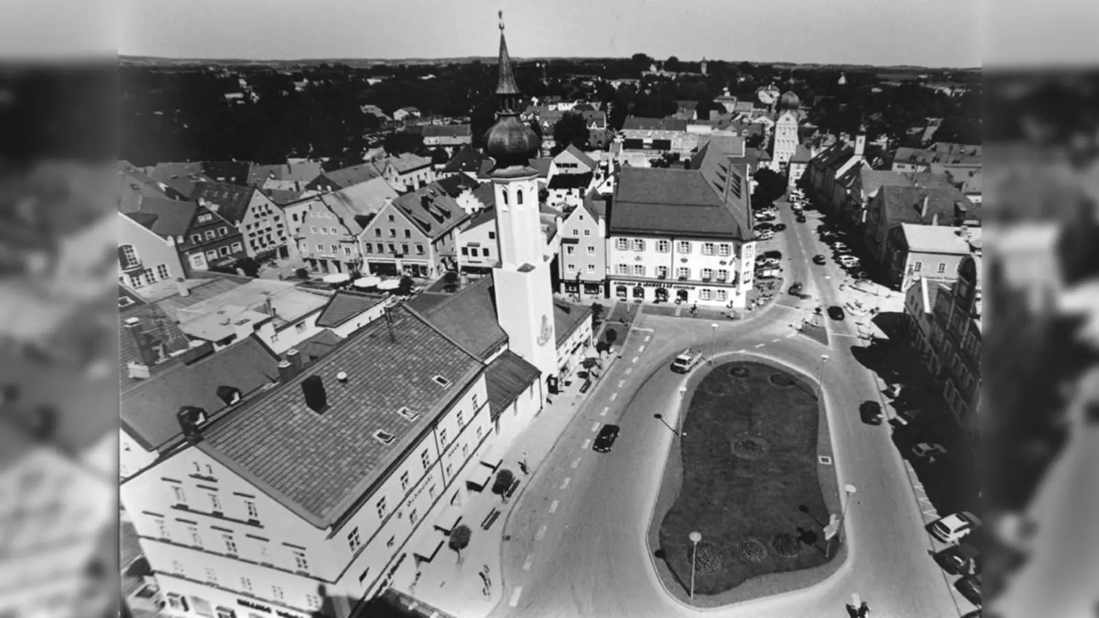 Sicher haben noch viele Bürger Bilder von früher - wie dieses vom Schrannenplatz - bei sich zu Hause. Vielleicht ja ein Siegerbild? (Foto: Peter Bauersachs)