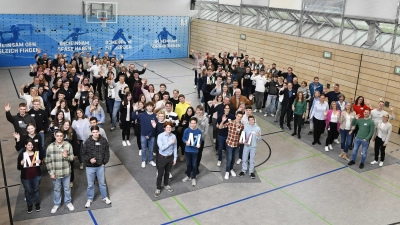 Nachwuchskräfte symbolisieren das M-Logo des Airports. (Foto: FMG/ATF)