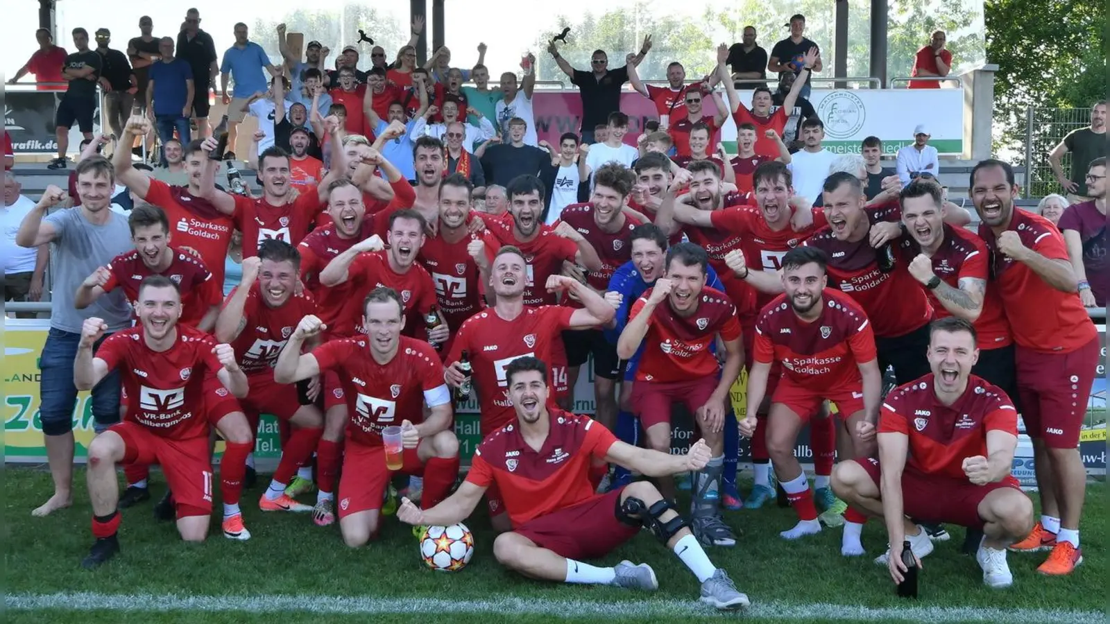 Mit einem 1:0 Sieg gegen den TSV Neudrossenfeld feierte der VfB Hallbergmoos den Klassenerhalt in der Bayernliga. (Foto: Eicke Lenz)